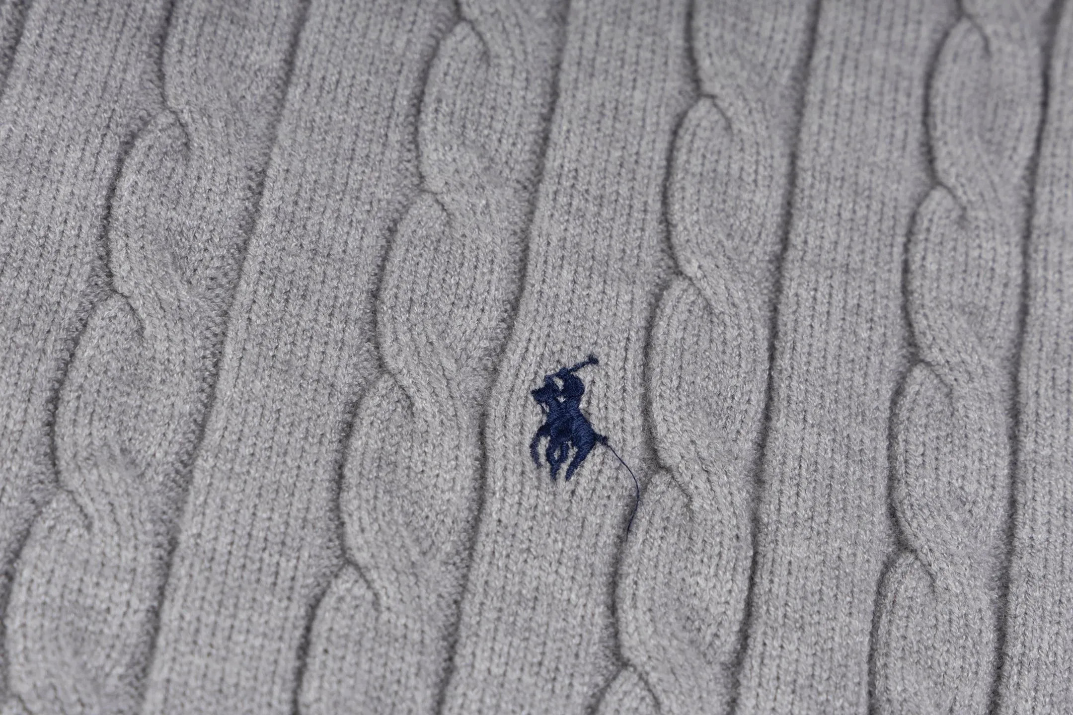 P240 style number B11 Raff half-zip twist embroidered knitted round neck sweater Official website counter consistent sweater High-elasticity imitation rabbit fur core-spun yarn fine knitted fabric Customized original lettering mold half-open zipper Popular Internet celebrity versatile OS version can be worn up to about 180 pounds Imported machine spinning takes a month to match the sweater Three standards are complete Customized accessories Matching version Same style for men and women Colour: Gray Black Size: S M L XL Manual measurement error of about 1-3cm is normal